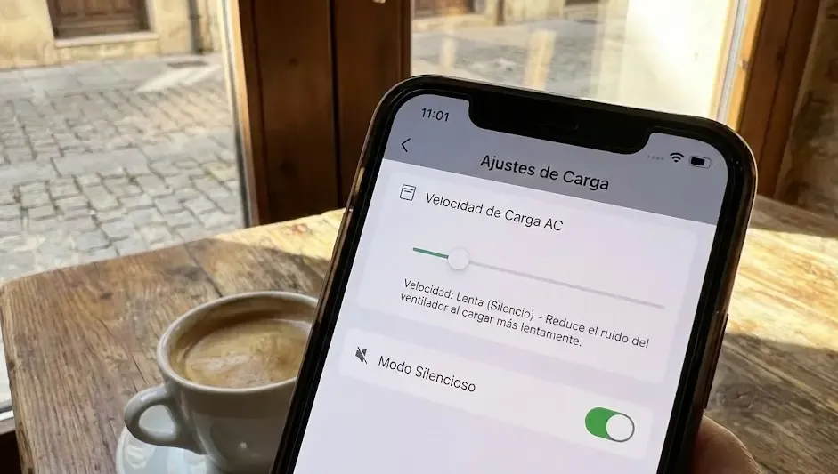Captura de pantalla de la app de EcoFlow mostrando el ajuste personalizado para reducir la velocidad de carga y eliminar el ruido de los ventiladores