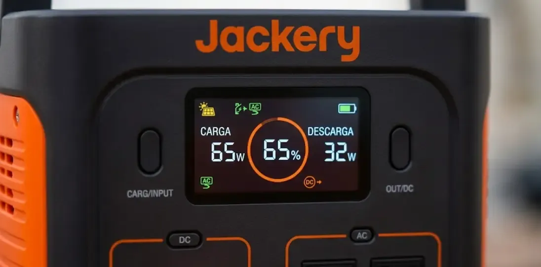 Pantalla LCD de la Jackery 300 Plus mostrando datos de carga y descarga de la estación de energía
